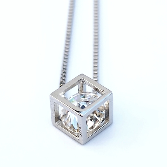 Floating 0.5 carat moissanite pendant - Picture 5 of 7